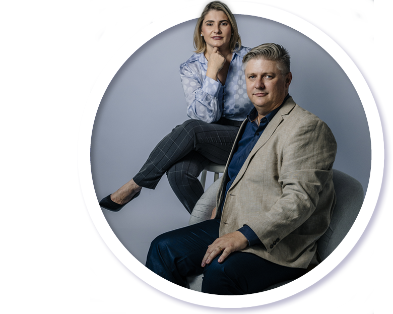 Foto do diretor Laércio flutuando no centro da tela.