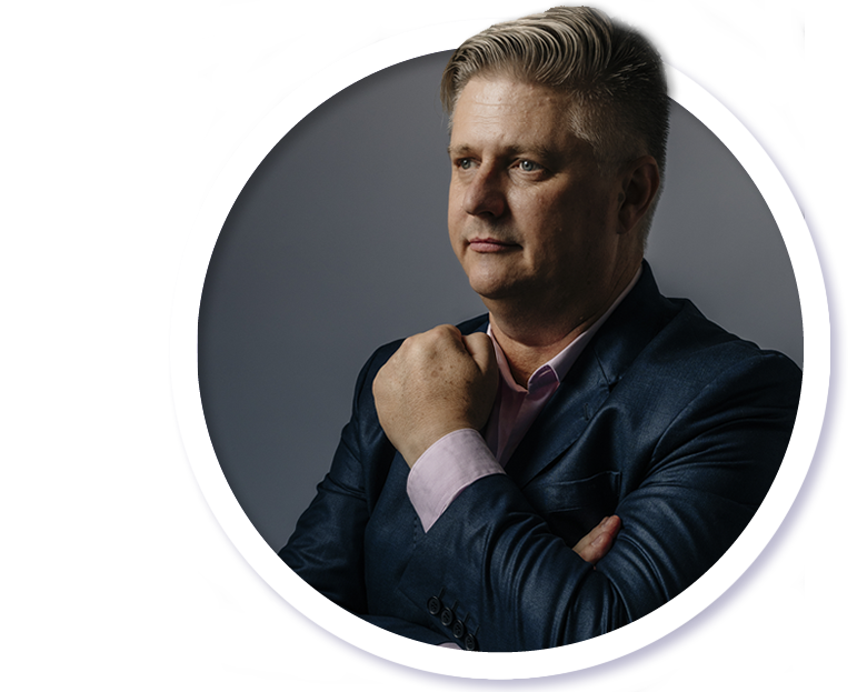 Foto do diretor Laércio flutuando no centro da tela.