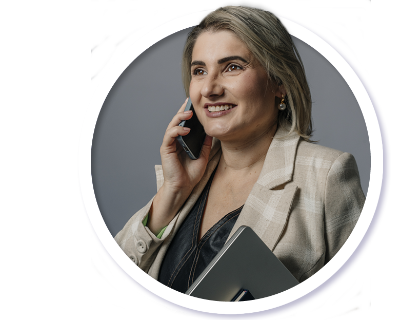 Foto da diretora Lisandra flutuando no centro da tela.